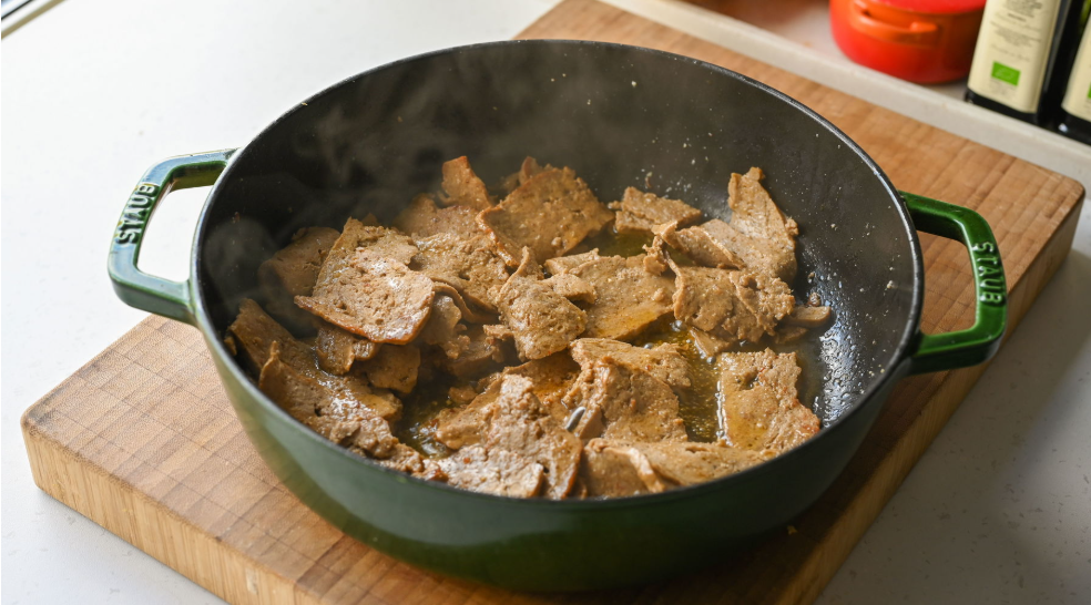 Lammekjøtt til dönerkebab i sort gryte på trefjøl